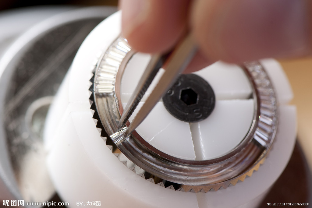 百达翡丽表官方售后中心（手表磕碰的原因及处理方法）