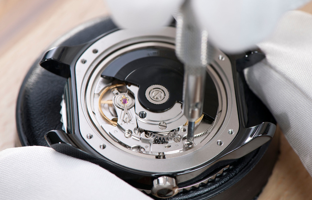 百达翡丽手表售后服务电话（百达翡丽后盖划痕）